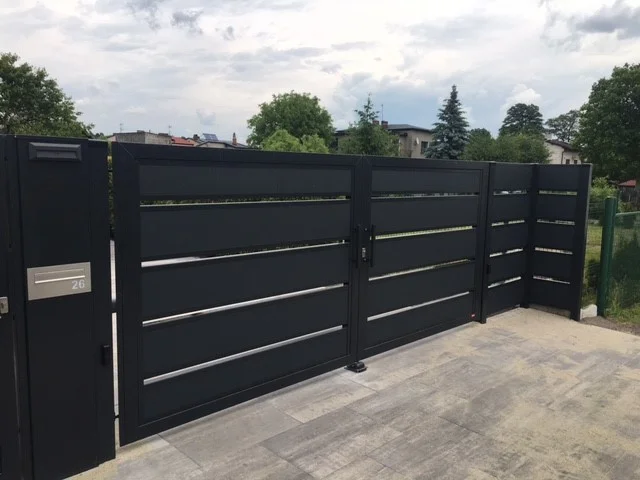 Brama wjazdowa przy domu